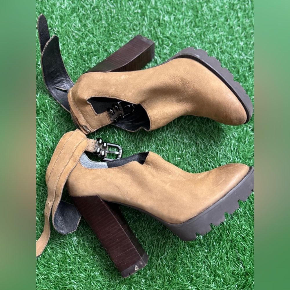 Kenneth Cole Tan Women's Ankle Boots Size 8
